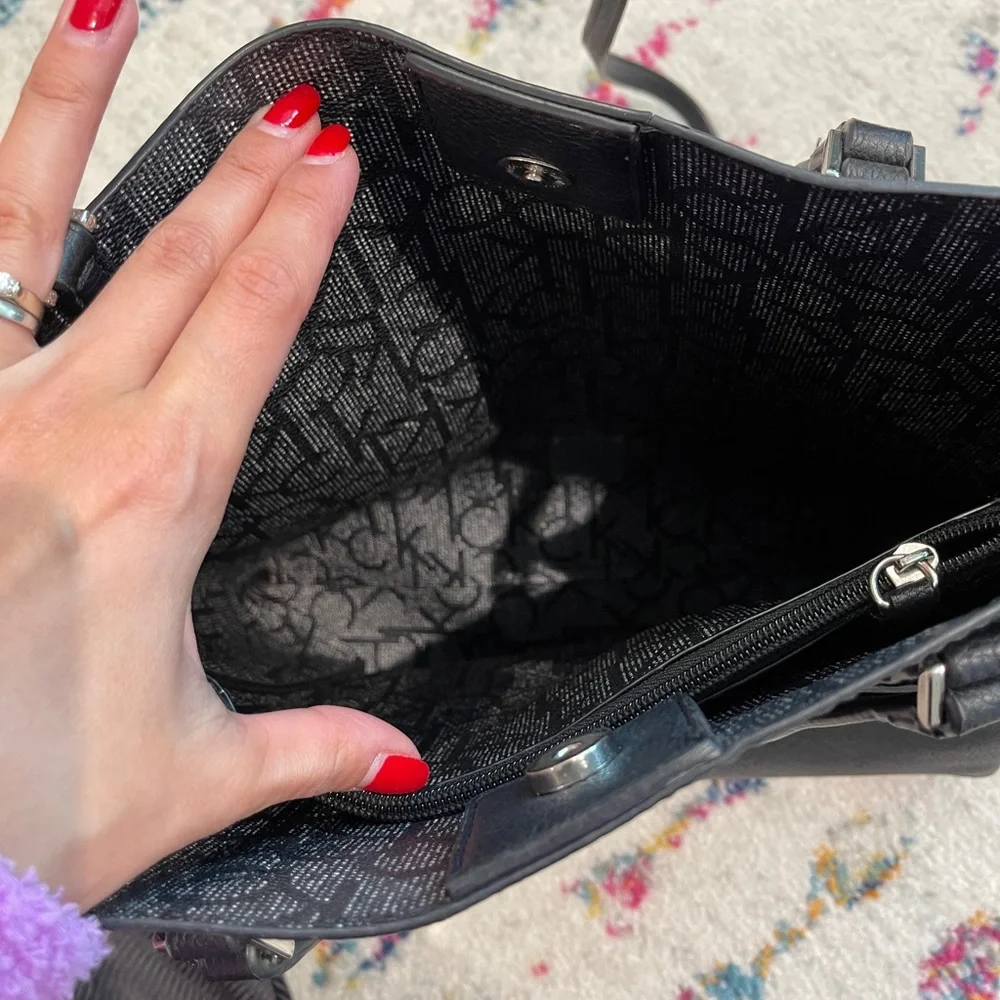 Calvin Klein Large hand/crossbody bag. - Picture 5 of 5